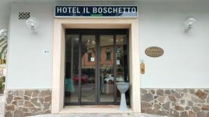 un ingresso a un hotel con porta a vetri di Hotel Il Boschetto a Pistoia