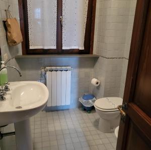 a bathroom with a sink and a toilet at Casalta Case Vacanze in Gubbio