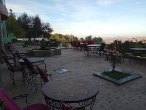 un patio al aire libre con mesas y sillas y vistas en SIDI ALI BOUSSERGHINE en Sefrou