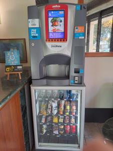 un distributore di benzina con distributore automatico di cibo di Hotel Il Boschetto a Pistoia