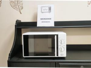 a microwave oven sitting on top of a counter at Hotel Il Boschetto in Pistoia