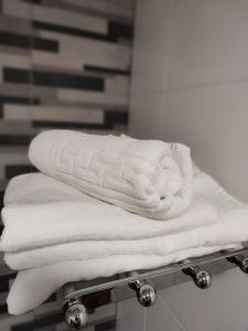 una pila de toallas sentadas en un toallero en Hostal Rioja Condestable en Logroño