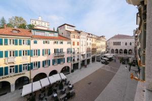a view of a street in a city with buildings at LUMINOSO APPARTAMENTO Via MERCATO VECCHIO in Udine