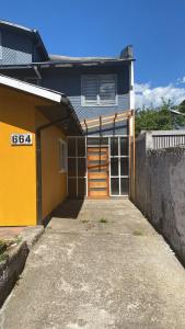 une maison avec un garage ouvert dans l'établissement Hostal Sur Y Magia, à Coyhaique