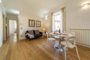 een woonkamer met een tafel en een bank bij Bright Santa Croce in Florence