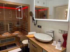 een badkamer met een wastafel en een glazen douche bij Luxusferienwohnung-|-Koehnke-7 in Hahnenklee-Bockswiese