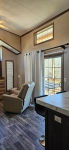 Tiny home with hammock loft BBQ and yard的休息区