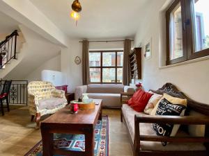 Posezení v ubytování ''Serenia'' Maisonette by Ski Alure