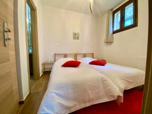 Postel nebo postele na pokoji v ubytování ''Serenia'' Maisonette by Ski Alure