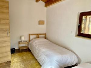 Postel nebo postele na pokoji v ubytování ''Serenia'' Maisonette by Ski Alure