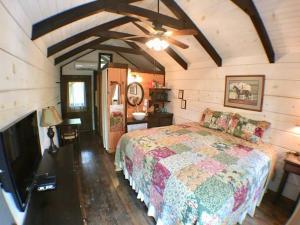 una camera da letto con un letto e un ventilatore a soffitto di Tiny Home Cottage Near the Smokies #9 Frieda a Sevierville