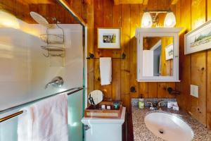 Ένα μπάνιο στο Back River Retreat +24 φωτογραφίες