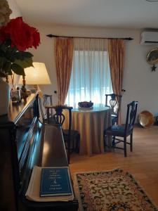 a living room with a table and a dining room at Casa Lavanda in Évora