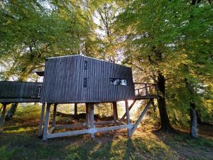 une cabane dans les arbres située au-dessus d'une structure en bois dans l'établissement L'étape en forêt, à Saint-Sever-Calvados