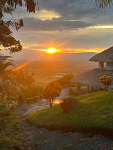 un tramonto da una casa su una collina con vista di Casa TELLUS - Piedechinche a Venecia