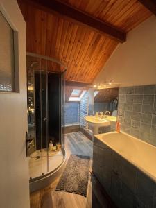 y baño con bañera, ducha y lavamanos. en Chalet d’Ax Pyrénées en Ax-les-Thermes