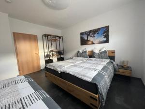 1 dormitorio con 2 camas en una habitación en - Top Ausstattung - Kostenlos Netflix/Wifi/Parken, en Gladbeck