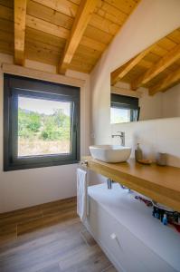 baño con lavabo y ventana en Espectacular casa con encanto para familias y grupos, en Ourense