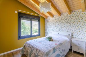 um quarto com uma cama com um urso de peluche em Espectacular casa con encanto para familias y grupos em Ourense