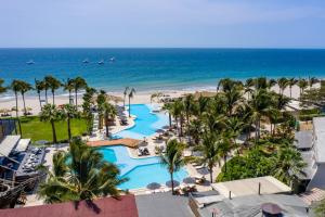 z góry widok na ośrodek z plażą w obiekcie Punta Sal Suites & Bungalows Resort w mieście Canoas De Punta Sal