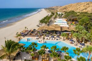 una vista aerea di un resort con spiaggia di Punta Sal Suites & Bungalows Resort a Canoas De Punta Sal