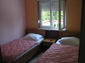 Tempat tidur dalam kamar di Apartments Drago