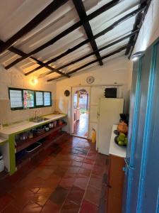cocina con nevera blanca y suelo de baldosa en Finca La Esperanza - Cabaña Villa Marujita en Socorro