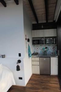 a small kitchen with a sink and a stove at Cabaña con jacuzzi y acceso al embalse Portum III in El Peñol