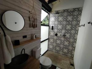 a bathroom with a sink and a mirror on the wall at Cabaña con jacuzzi y acceso al embalse Portum III in El Peñol