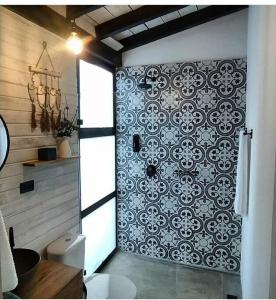 uma casa de banho com um WC e uma parede em Cabaña con jacuzzi y acceso al embalse Portum III em El Peñol