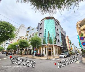 un edificio en la esquina de una calle de la ciudad en Văn Hoa Hotel, en Ho Chi Minh