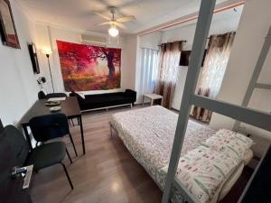 Schlafzimmer mit einem Bett, einem Tisch und einem Schreibtisch in der Unterkunft Loft interior y tranquilo Petrer B in Petrer