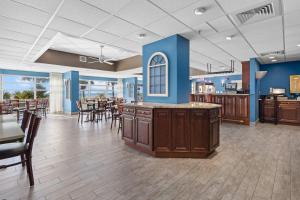 een restaurant met blauwe muren en tafels en stoelen bij Bay Watch 0536 in Myrtle Beach