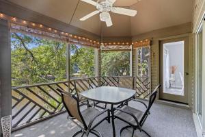 ein Esszimmer mit einem Tisch und Stühlen auf dem Balkon in der Unterkunft 5556 Turtle Cove in Kiawah Island