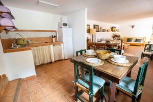 a kitchen and dining room with a table and chairs at Molino de Gris Cazorla in Chilluévar