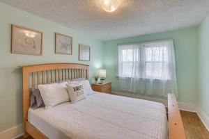 ein Schlafzimmer mit einem großen Bett und einem Fenster in der Unterkunft Pet-Friendly Omaha Vacation Rental with Deck! in Omaha