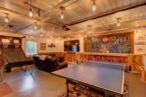 una sala de ping pong con mesa de ping pong en Escape Route Retreat, en Lincoln