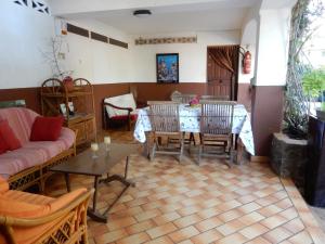 Mamoudzou的住宿－Sarl Mayoume，客厅配有沙发和桌椅