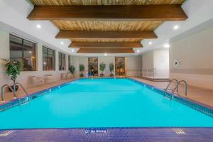 uma grande piscina num hotel com tecto de madeira em Hotel 620 em Hagerstown
