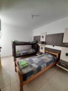 Poschodová posteľ alebo postele v izbe v ubytovaní Hosteria Catalina