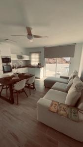 una sala de estar con un sofá y una mesa en CASA TONINO, en Mogán