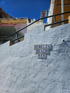 a sign on the side of a white wall at CASA TONINO in Mogán
