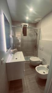 Un baño con lavabo, inodoro y ducha. en CASA TONINO, en Mogán