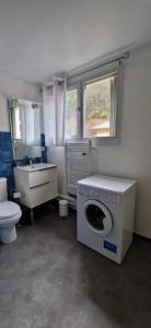 La salle de bains est pourvue d'un lave-linge et d'un lavabo. dans l'établissement Studio 25 m2 centre Uriage - tarif pour curistes, à Saint-Martin-dʼUriage