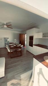 ein Wohnzimmer mit einem Esstisch und einer Küche in der Unterkunft CASA TONINO in Mogán