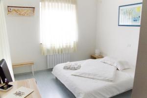 ein Schlafzimmer mit einem Bett mit zwei Handtüchern darauf in der Unterkunft Farm stay Domačija Butul in Koper