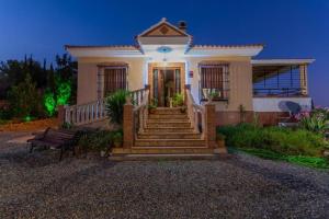 una casa con una escalera que conduce a la puerta principal en finca mallorquin en Málaga