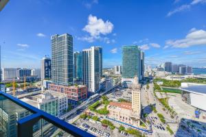 een uitzicht op de skyline van de stad met hoge gebouwen bij Charming Studio Apartment in an Exclusive Oasis in Miami