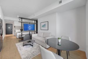 ein Wohnzimmer mit einem Sofa und einem Tisch in der Unterkunft Charming Studio Apartment in an Exclusive Oasis in Miami