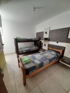 1 Schlafzimmer mit 2 Etagenbetten in einem Zimmer in der Unterkunft Hosteria Catalina in Villa Carlos Paz